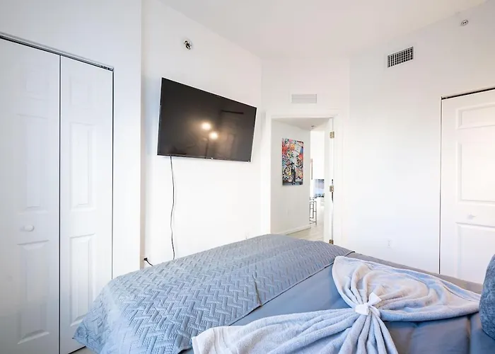 Subtle 2 Bed In Edgewater Downtown With Free Parking