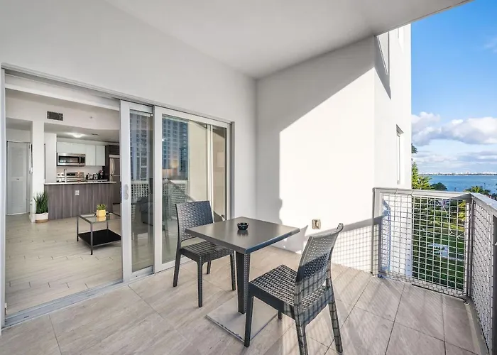 Subtle 2 Bed In Edgewater Downtown With Free Parking